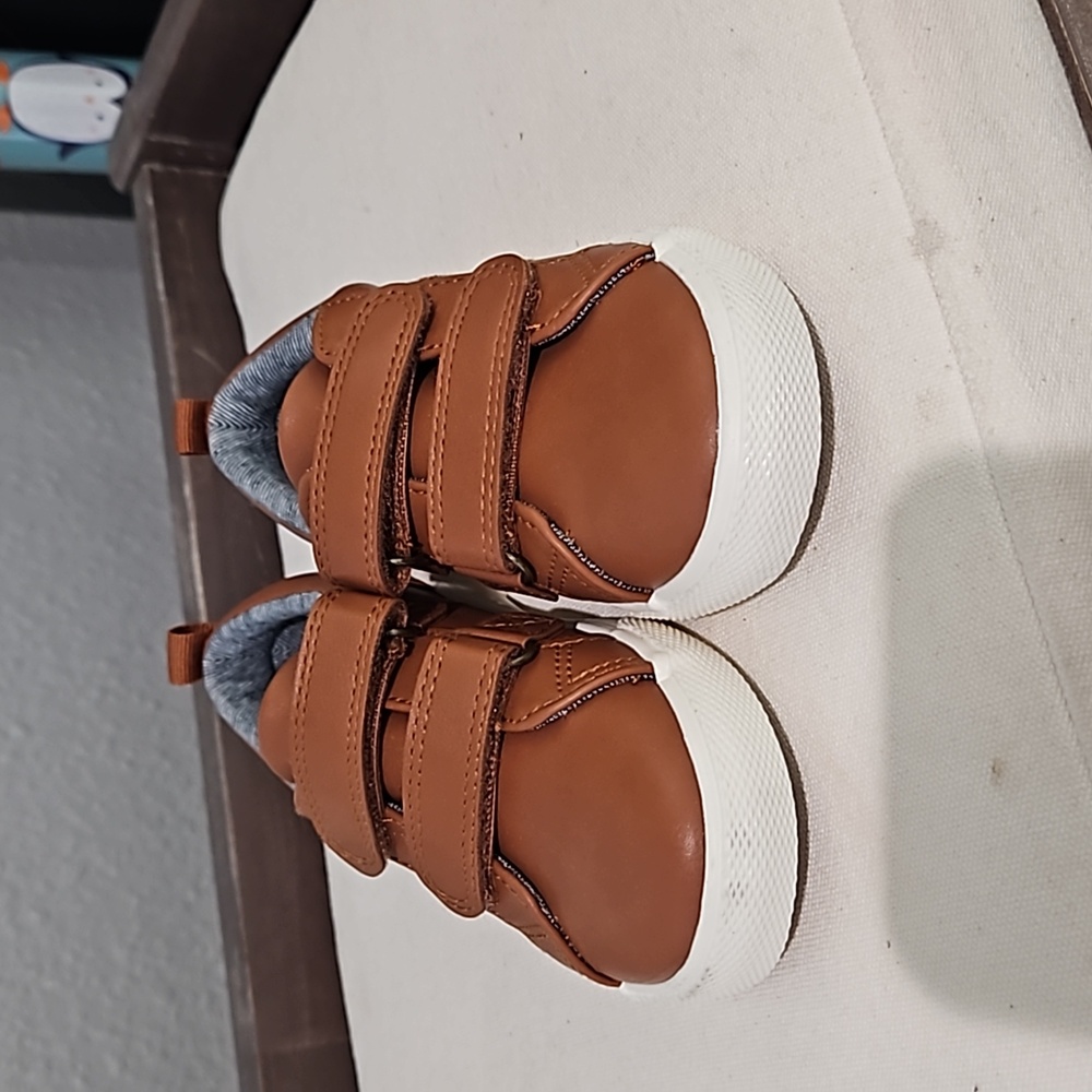 NWOT Velcro sneaker